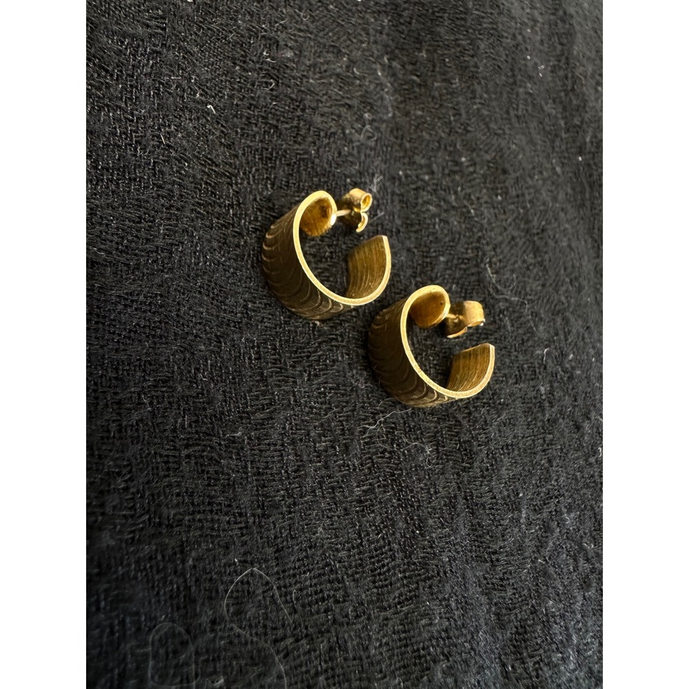 Textured Hoop Earrings Gold Tone Ribbed C-Hoop Post Back - Picture 4 of 8